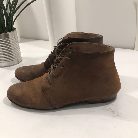 Nisolo Ladies brown suede Chukka boot wood heel - Picture 3 of 8